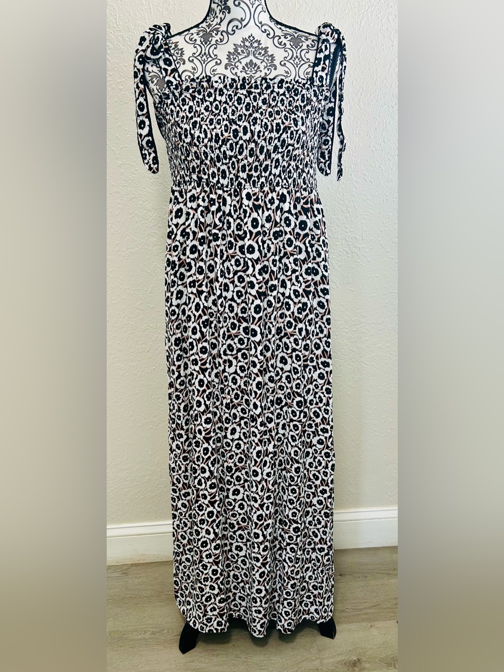 Diane Von Furstenberg  Women’s Smocked Tie Strap Poppy Dress 
Size Medium